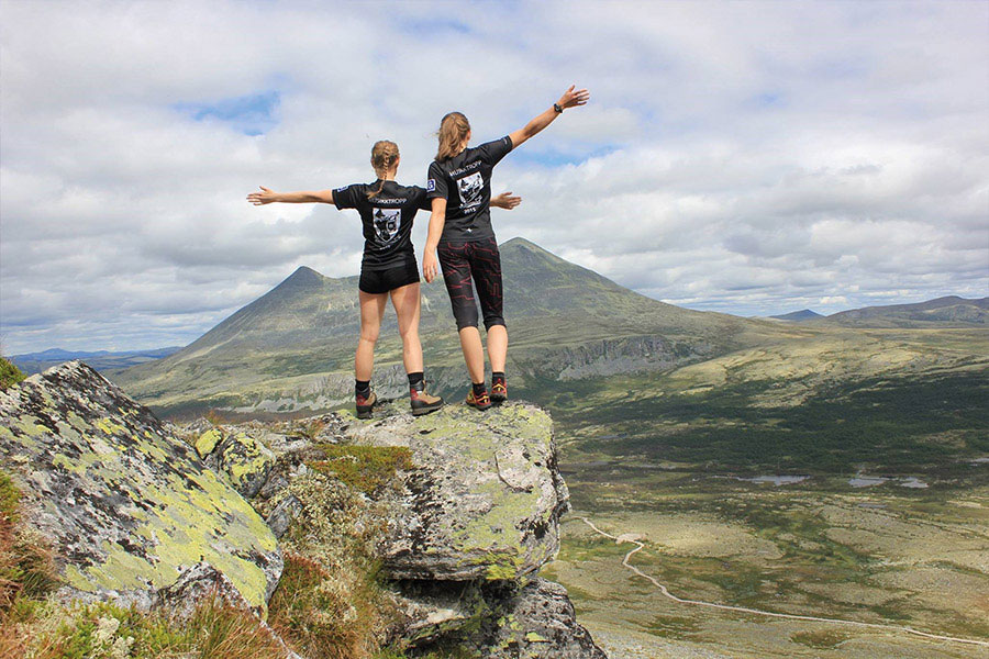 Bilde av to jenter på en topp på fottur i Alvdal. Bilde opplevalvdal.no