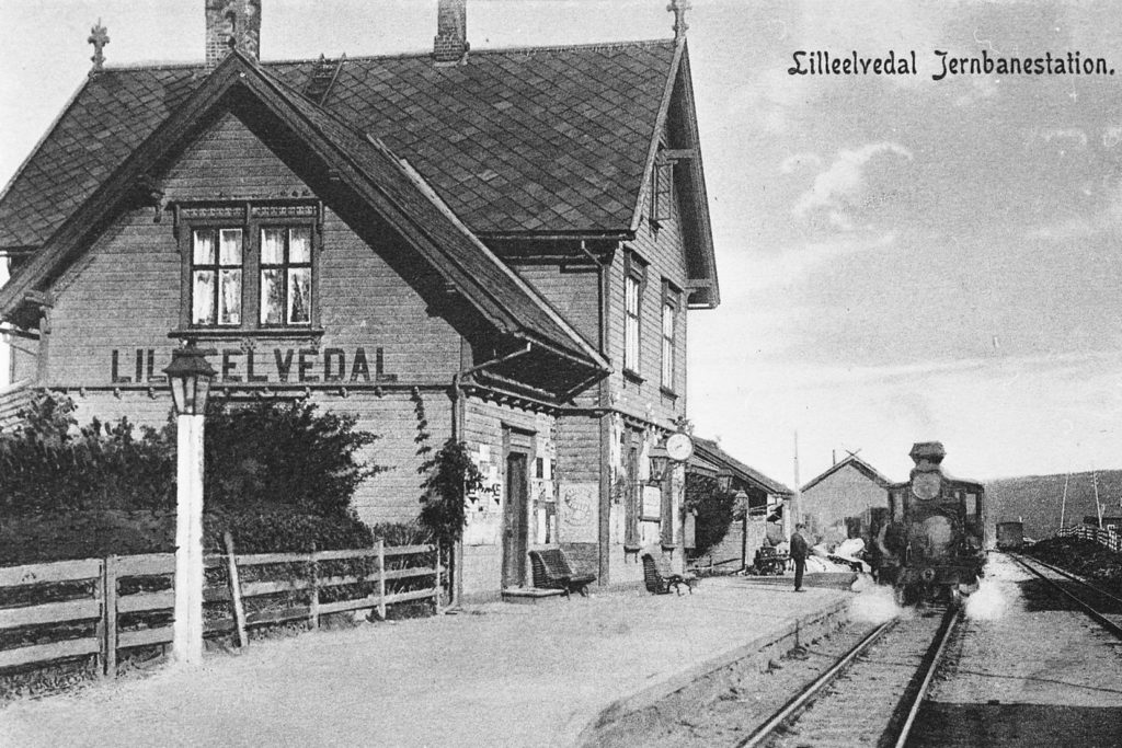 Bilde fra Alvdal togstasjon i 1910, fra da det het Lilleelvdal Stasjon