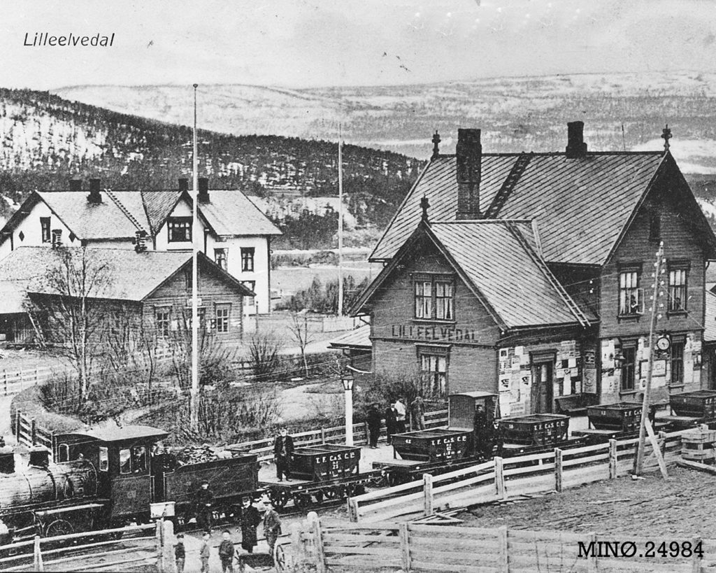 Gammelt bilde av Alvdal, Stasjonsbyen Lilleelvdal som det het før. Bilde av Anno Musea i Nord-Østerdalen