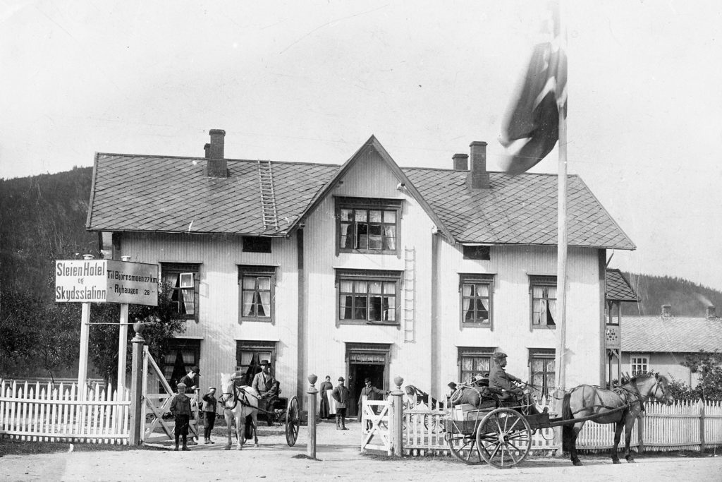 Bilde av det historiske jernbanehotellet, Steien Hotel, i Alvdal på 1900 tallet